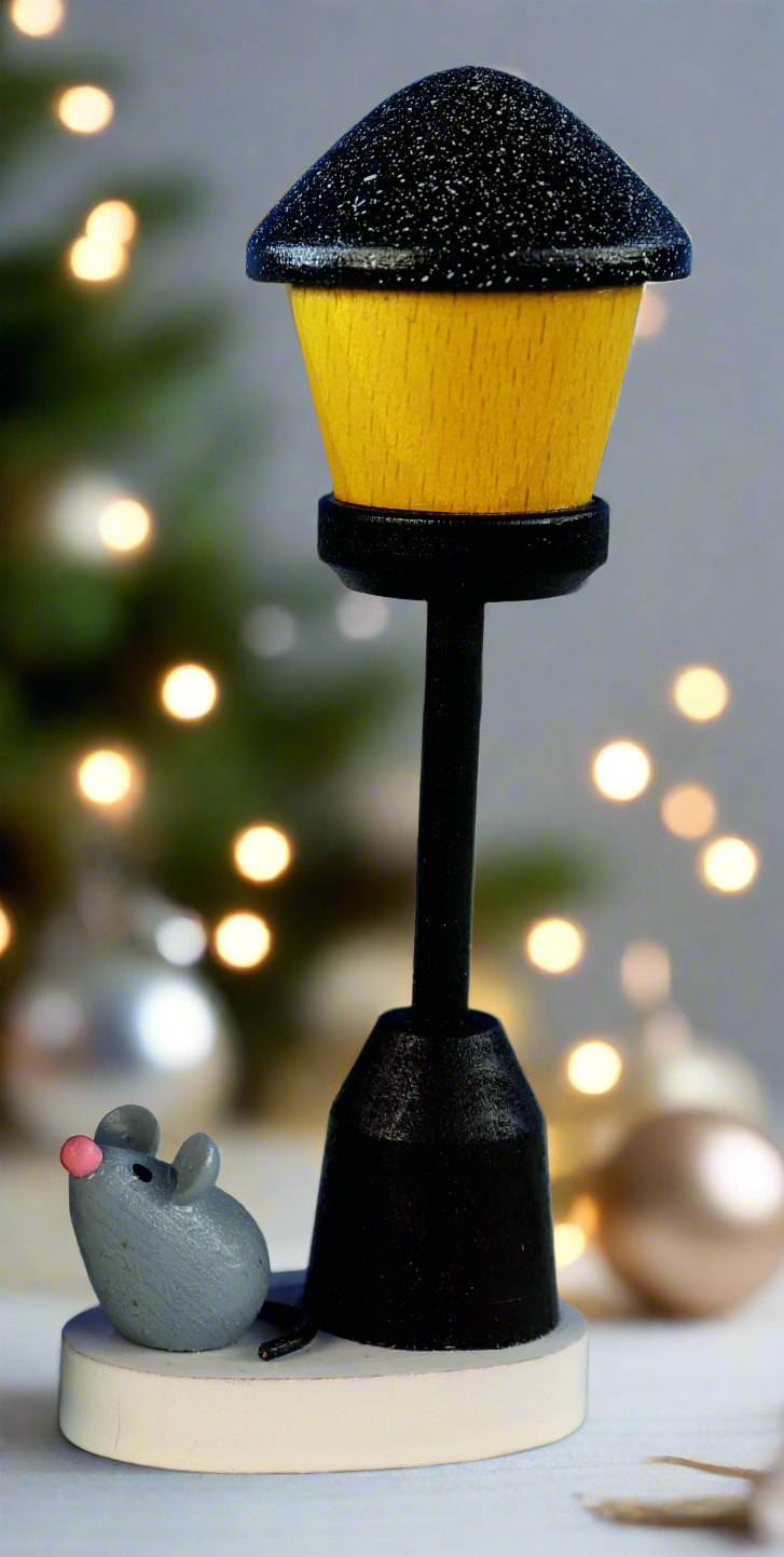 Weihnachtsmann Collectibles - Lamp Post with Tiny Mouse (Single)